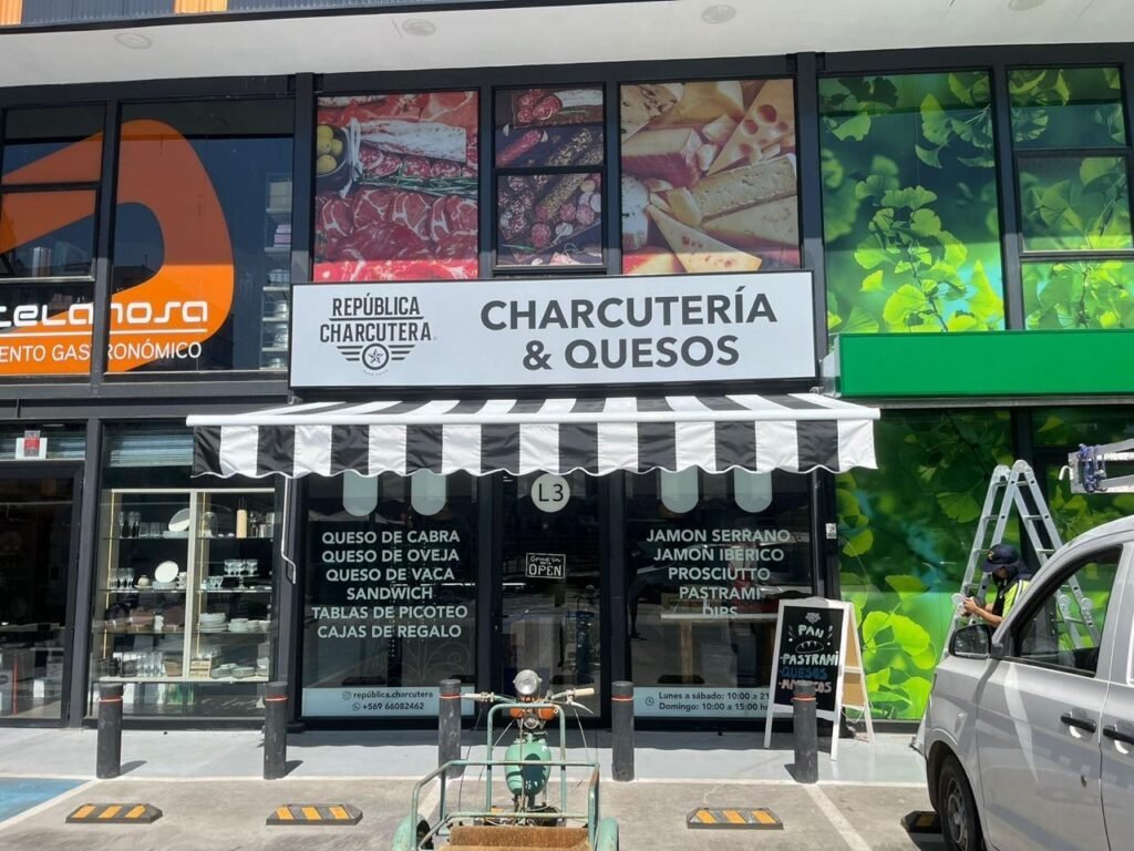 Toldo instalado en un local comercial