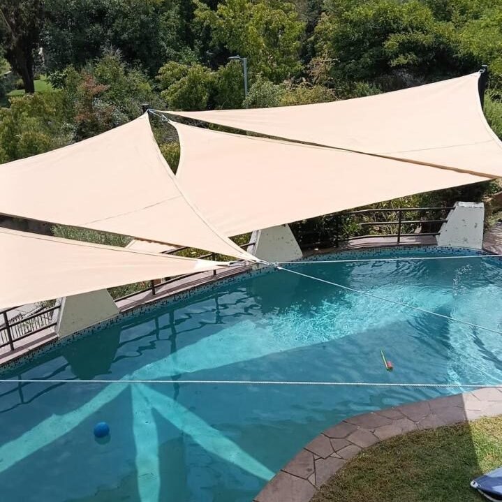 Toldos vela instalados sobre una piscina