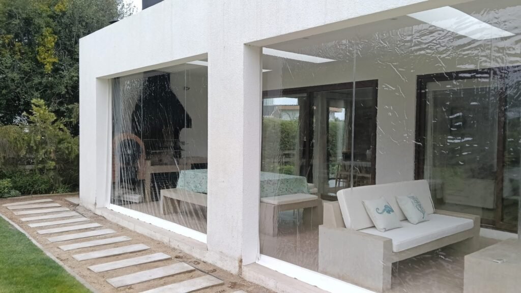 Cierre transparente en terraza residencial