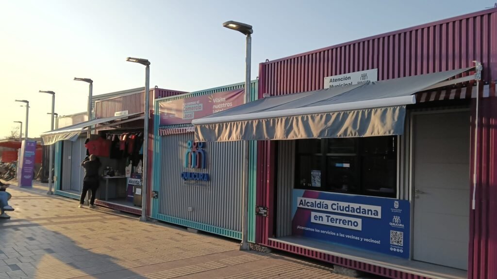 Toldos instalados en módulos comerciales